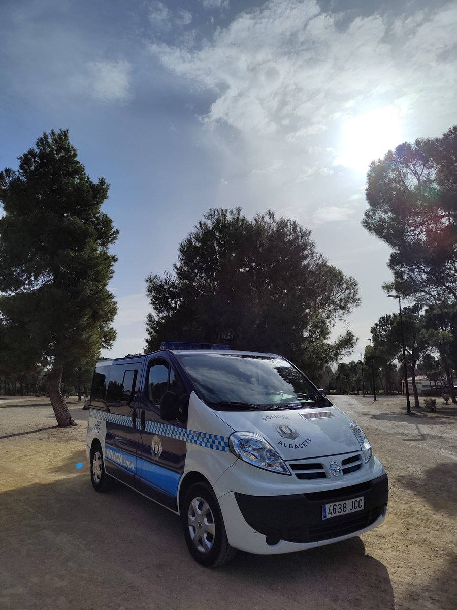 PoliciaAlbacete's tweet photo. Esta tarde estamos muy centrados en vigilar que cumples con tus responsabilidades cívicas ➡️ tú céntrate en disfrutar de la mona de forma responsable 🥚🐵
#Albacete #Moneando #JuevesLardero https://t.co/6hBUFBkNbw