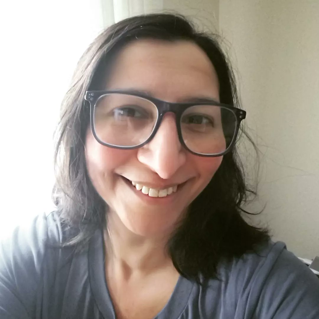 fLip_uk's tweet photo. Looking like an emoji 🤓 with the new glasses. Varifocals for the first time. Everything straight ahead is in laser focus; the peripherals are like being in one of those fairground rooms of distorted mirrors, but allow me to read the tiny print on food labels. Trippy! #specsy https://t.co/SEisCLmER9