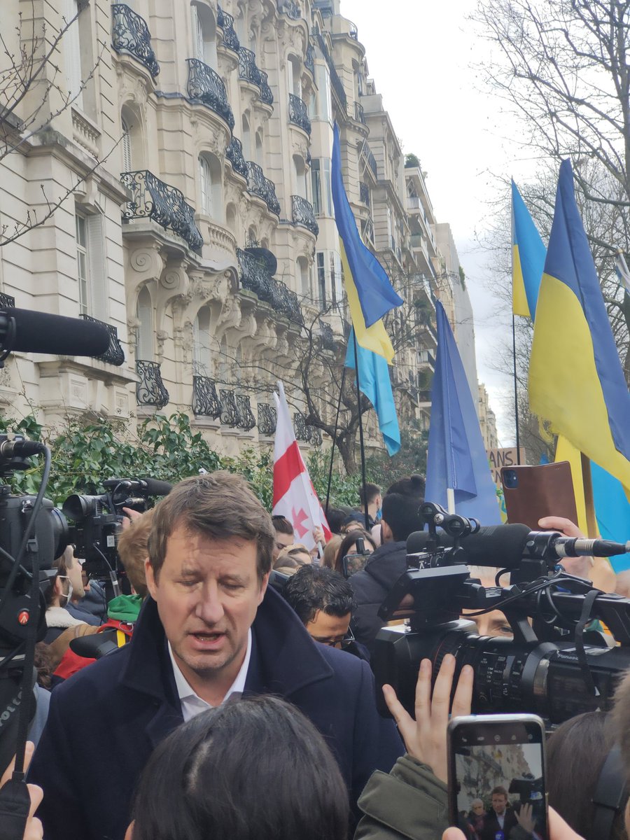 memoristic's tweet photo. Manifestation des écologistes en soutien du peuple ukrainien devant l'ambassade de Russie. #Jadot2022 https://t.co/uSycYv8RMh