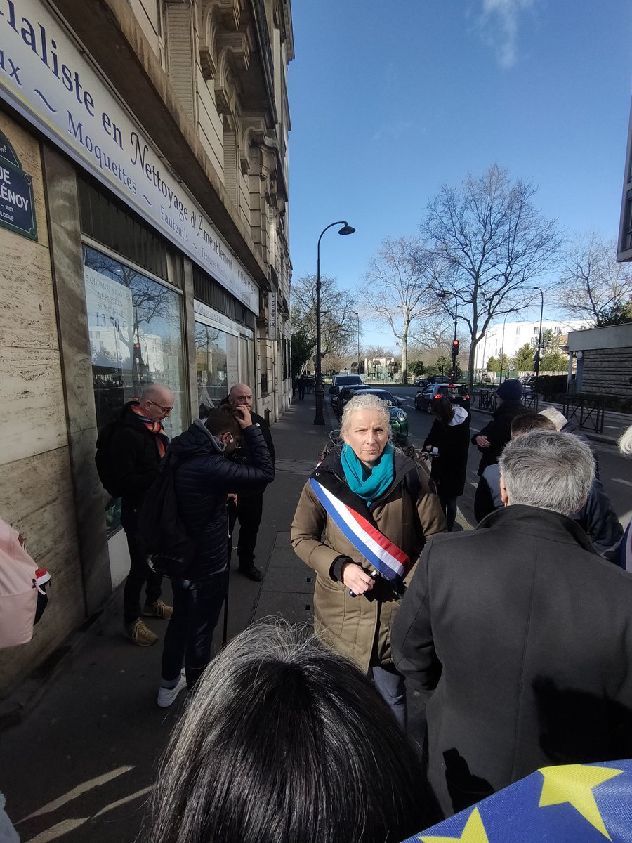 memoristic's tweet photo. Manifestation des écologistes en soutien du peuple ukrainien devant l'ambassade de Russie. #Jadot2022 https://t.co/uSycYv8RMh