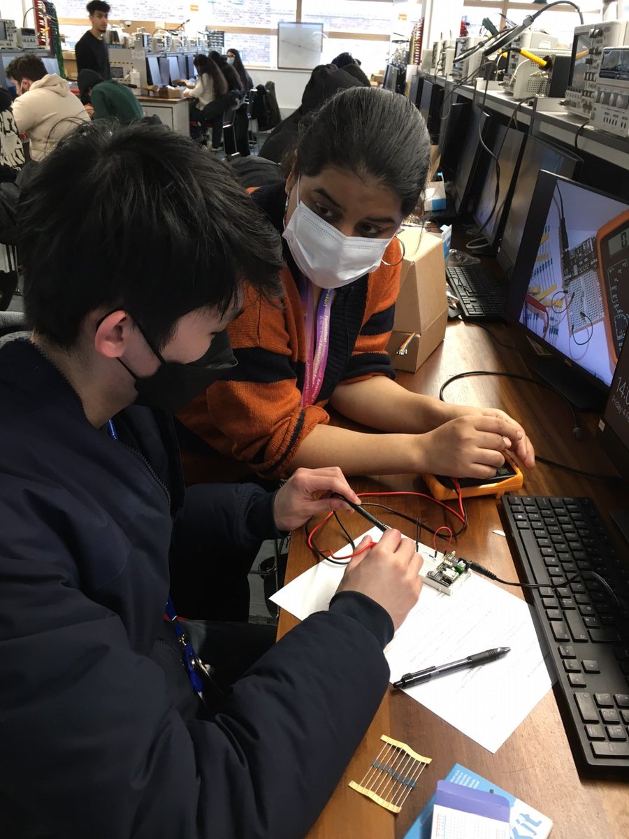 QMEECS's tweet photo. Our Electronic Engineering students have been very busy!

One lab has been focused on circuits and the other on FPGAs.

#loveelectronics #qmul #labs https://t.co/ILrFAV0gMV