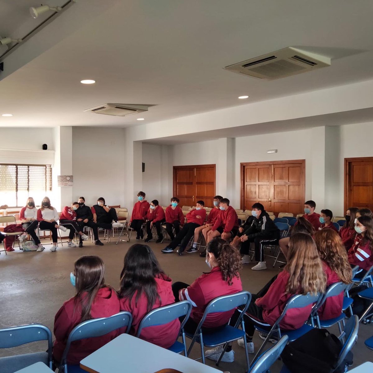 MInmaculadaJ's tweet photo. L ‘alumnat de 2n i 3er de ESO  han participat en el Programa d ‘ Educació Afectivo Sexual conduït per Maria Buigues. L’objectiu del programa és adquirir coneiximents, potenciar habilitats interpersonal i de comunicació i acceptació positiva d ‘un mateix. https://t.co/hDURIQo525