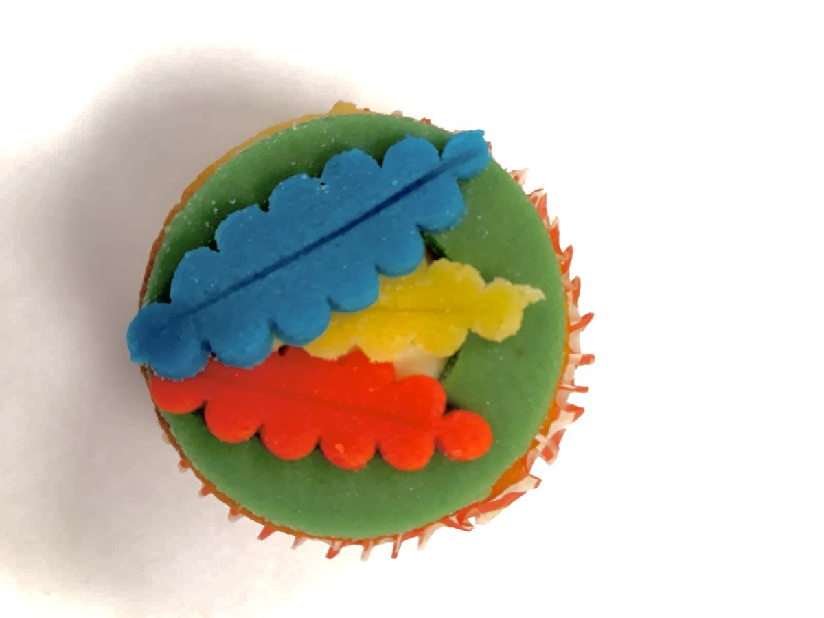 Ook dit kan bij Hartig &amp;Zoet @GemivaSVGGroep. Bestelling op maat voor de meester en juffendag van basisschool de Goudakker. 145 cupcakes om hen in het zonnetje te  zetten.