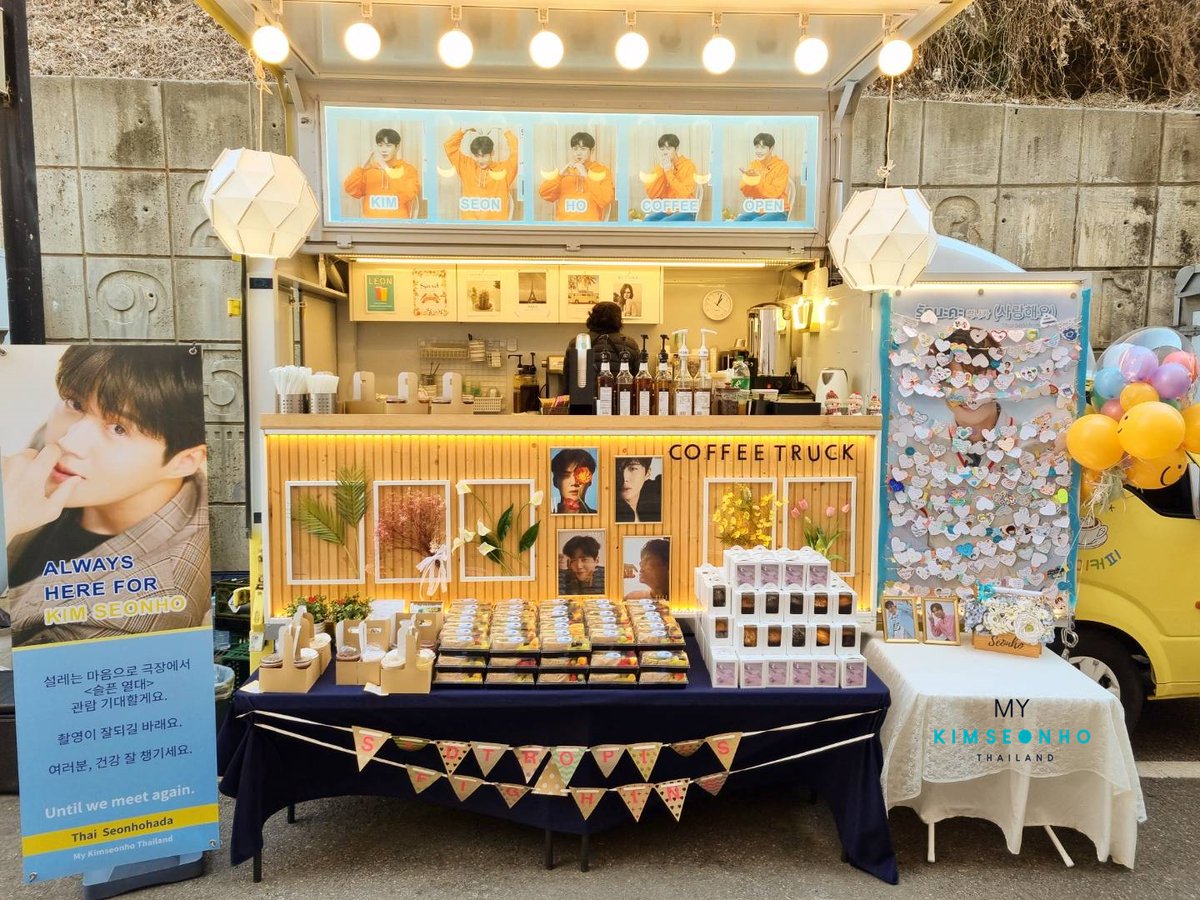 MYKIMSEONHOTHAI's tweet photo. วันนี้เราได้ส่งรถกาแฟไปให้กำลังใจคุณซอนโฮและทีมงานในการถ่ายทำ  Sad Tropics

หวังว่าคุณซอนโฮและทีมงานจะทานเครื่องดื่มและทานอาหารอย่างอร่อย เพิ่มพลังในทำงาน 

คำถามที่ทุกคนรอคอยวันนี้คุณซอนโฮสั่ง “ Iced Americano“ ค่ะ

#kimseonho
#김선호
#คิมซอนโฮ https://t.co/nQTh22xoxh