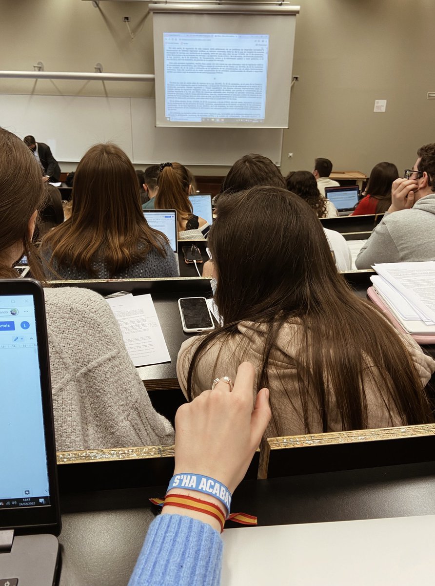 Hoy vuelvo a clase, vuelvo a la @UPFBarcelona, con la cabeza bien alta, mirando a mis compañeros a la cara, los mismos que ayer nos echaron a golpes e insultos. 

Siento orgullo de rodearme de valientes.

Siento orgullo de liderar @ShaAcabat.

Seguimos cabalgando.