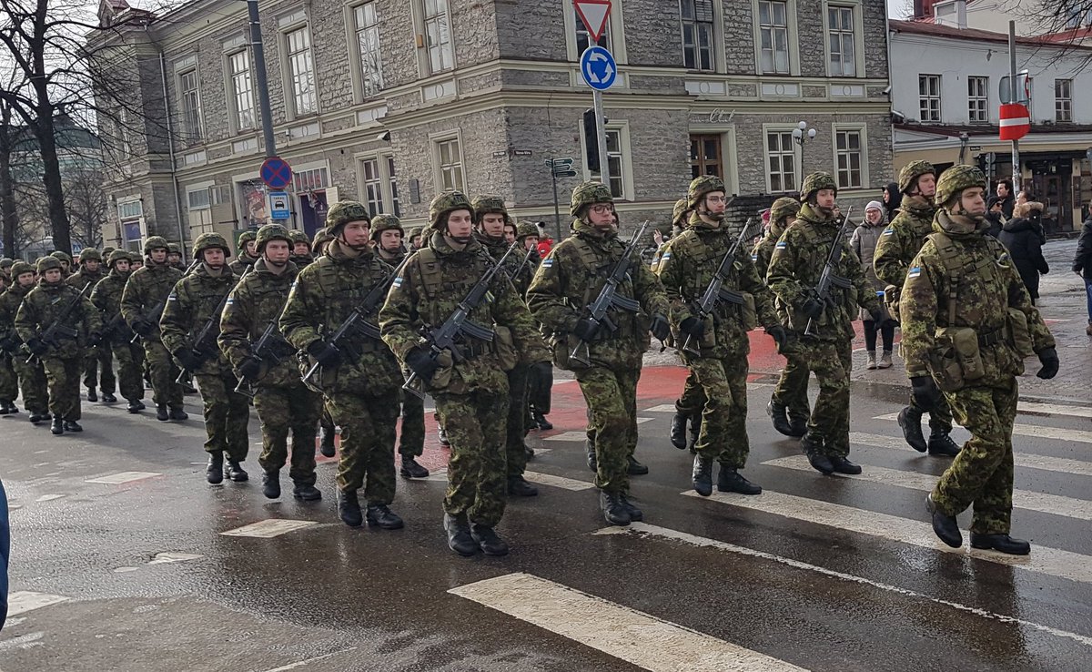 #Viro'n #itsenäisyyspäivä'n paraatin osallistujilla ryhdikkäästi #Ukraina'n värit näkyvillä. Kansa liikkeellä - ainutkertainen tunnelma. #Tallinna #EU