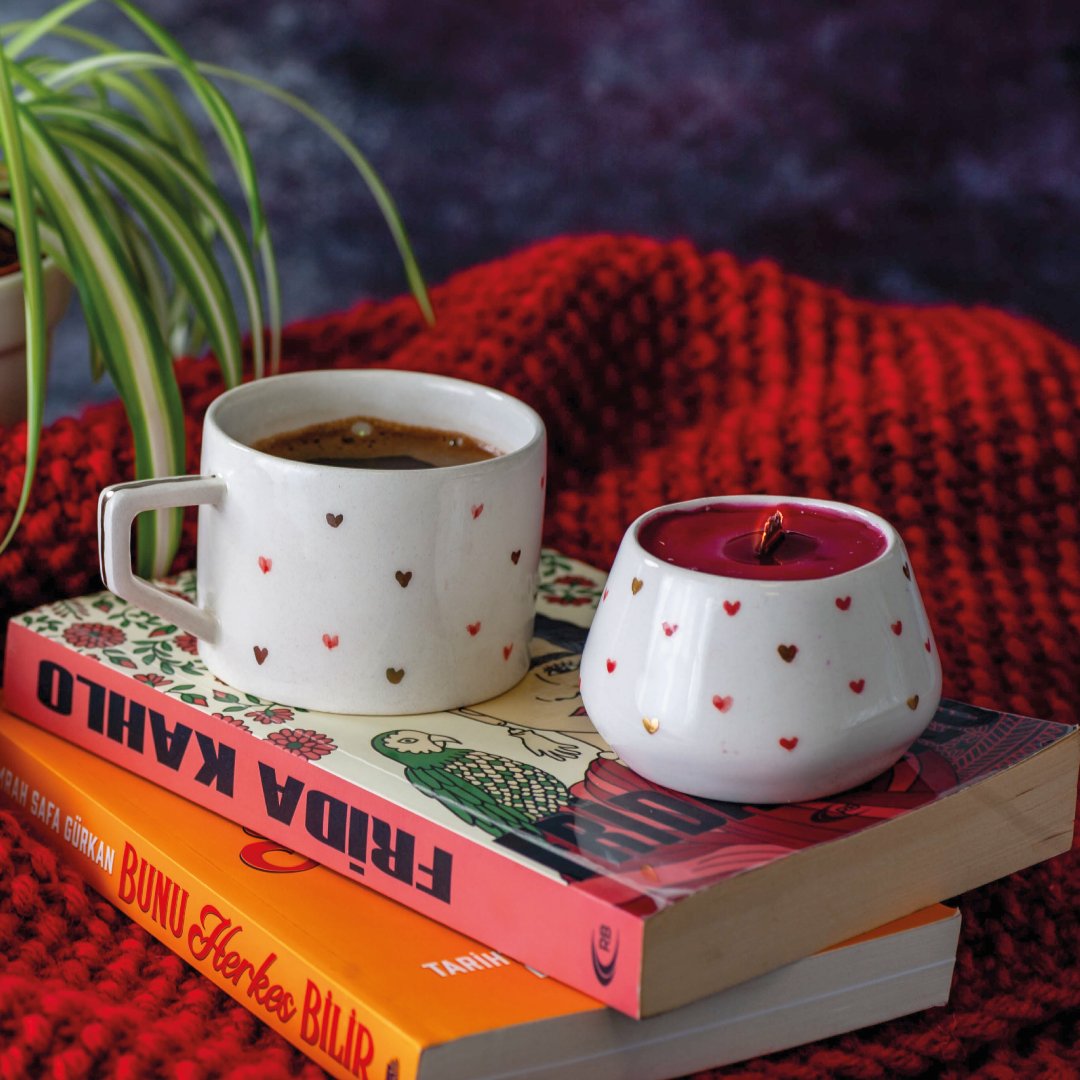 Wugu atölyesinin en sevgi dolu üyeleriyle herkese merhaba 👋 Üzerlerindeki minik kalpler, Wugu severler ile aramızdaki bağı temsil ediyor ❤️ #WUGU #handmade #mug #mum #candle