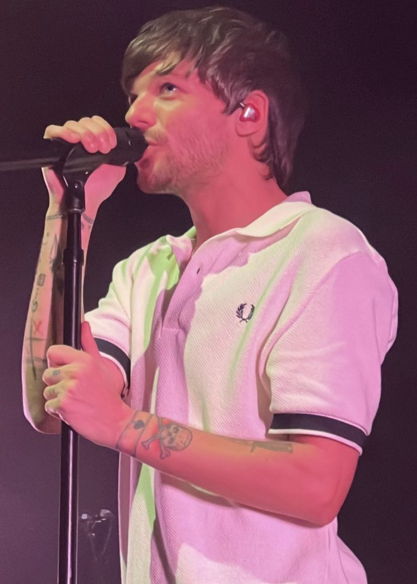 fitflouisst's tweet photo. abro hilo absolutamente necesario de fotos en buena calidad de louis tomlinson en su concierto en Chicago 🤍 https://t.co/9mIpuAfffp