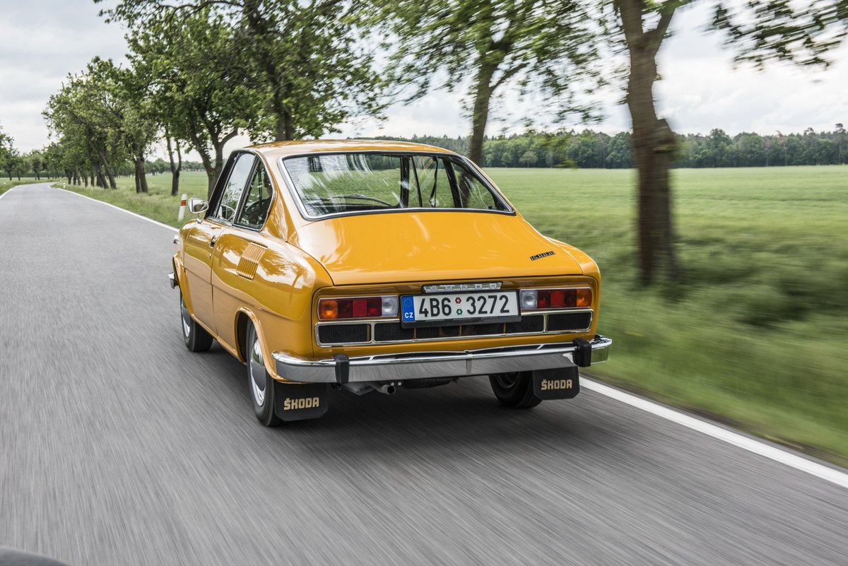 skodade's tweet photo. 1970 debütierte mit dem #SKODA #110R ein sportliches Heckmotor-Coupé, das mit sportlichem Design und dynamischen Fahreigenschaften begeisterte. Es lieferte die Grundlage für faszinierende Renn- und Rallye-Fahrzeuge wie den ŠKODA 180 RS oder den ŠKODA 130 RS. https://t.co/HZeJyekGYy