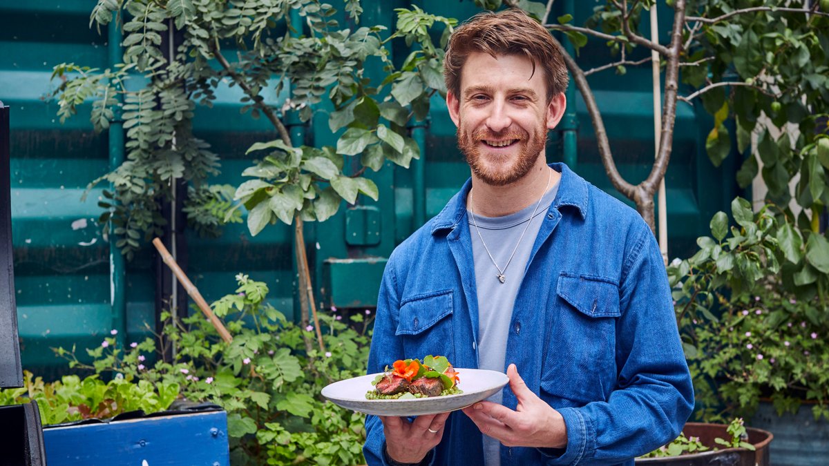 #TBT to Michelin-starred chef <a href="/LeeWestcott/">Lee Westcott</a> cooking up a barbecued grass-fed Irish onglet with Sichuan pepper, ember grilled peas, sorrel and mint for our World's Greatest BBQ campaign last summer 🤩