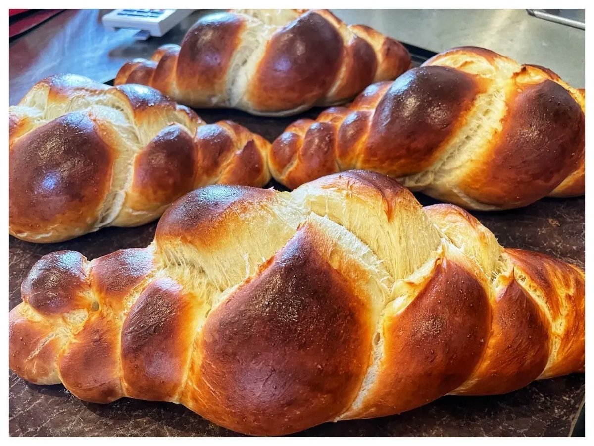 MyRoyalBorough's tweet image. Challah if you knead freshly baked bread from @cookham_bakehouse! 🍞🥖

#RealBreadWeek #Cookham #ChallahBread