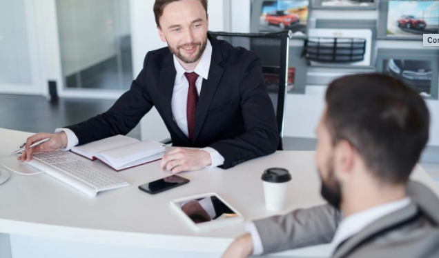 Менеджмент это профессия. Парень с ноутбуком. Проджект менеджер. Бизнесмен на белом фоне. Сотрудник.