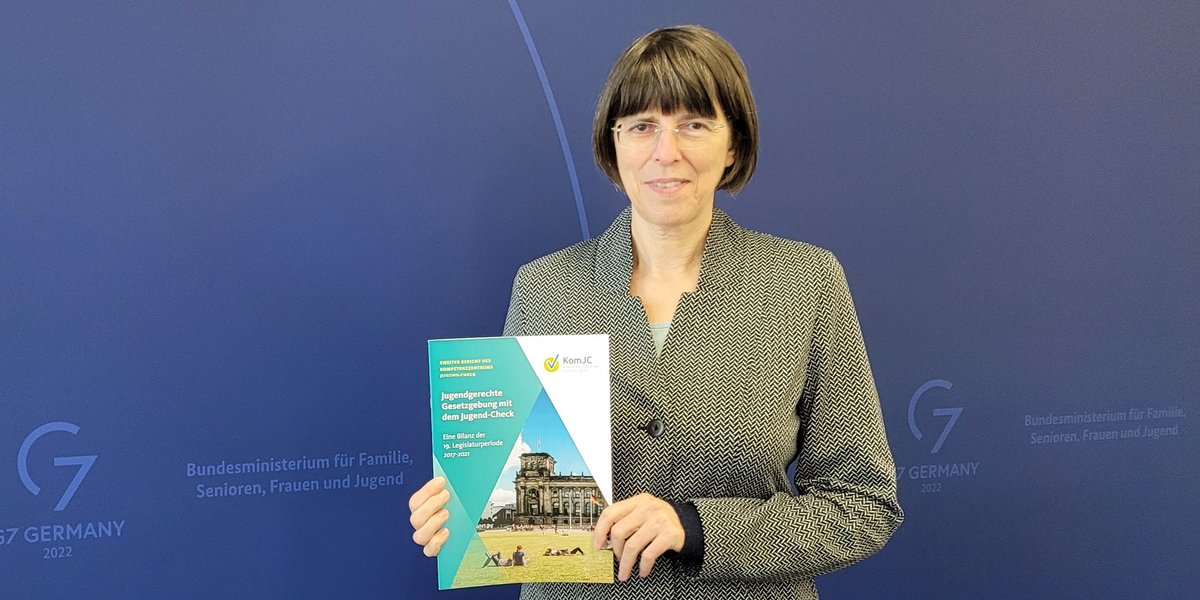 JugendCheck's tweet photo. Wir freuen uns, dass wir unseren 2. Bericht der Staatssekretärin im @BMFSFJ Margit #Gottstein vorstellen konnten. Die Staatssekretärin betonte, sich mit aller Kraft dafür einsetzen zu wollen, dass der Jugend-Check eine Fortsetzung erfährt.
Zum Bericht: https://t.co/egUHLme3N0 https://t.co/MyuFyYoAkw