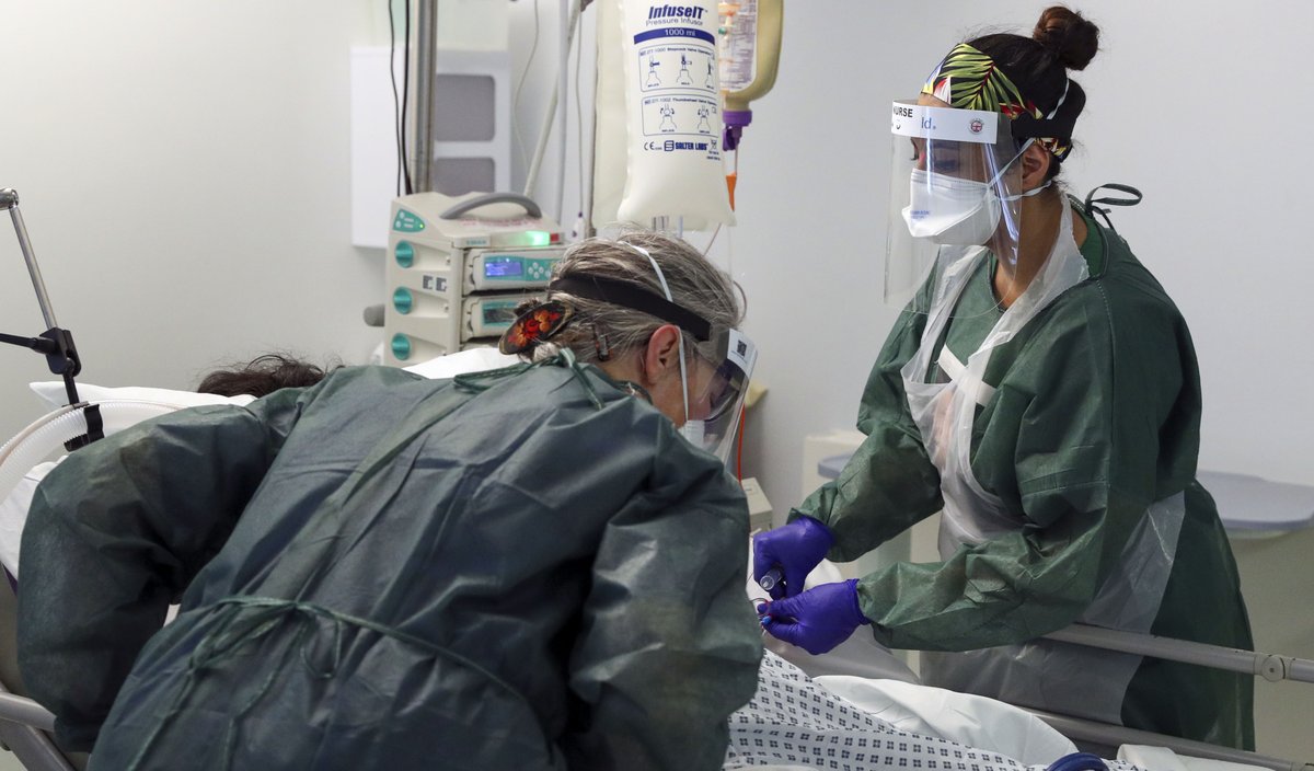 FrimleyHealth's tweet photo. Despite national COVID restrictions being lifted in England, nothing is changing in healthcare settings. 

We will still require you to:

😷 wear a mask
◀️ maintain social distancing ▶️ 
💧 wash your hands

Help us to carry on protecting our vulnerable patients and staff. https://t.co/Op0CwrU64p