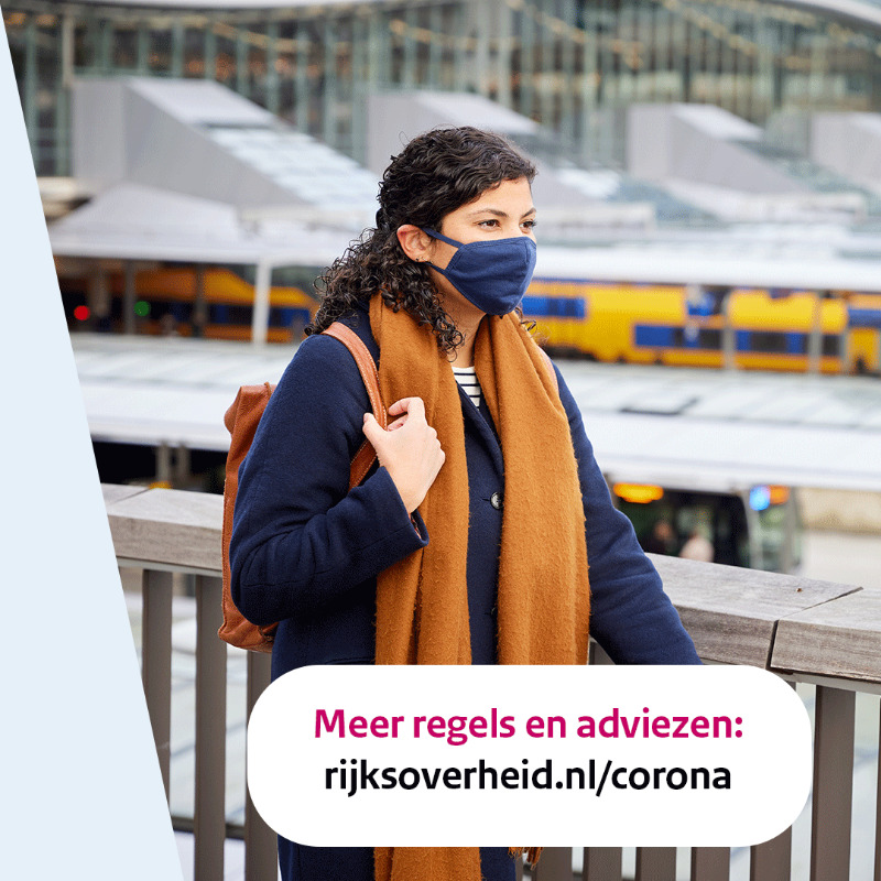 MinVWS's tweet photo. Nederland laat per 25 februari 0.00 uur bijna alle maatregelen los. Alleen mondkapjes in en rond OV en luchthavens en het thuiswerkadvies blijven gelden. Voor evenementen- en horecalocaties binnen met 500+ bezoekers en zonder vaste zitplaats geldt: Testen voor Toegang verplicht.