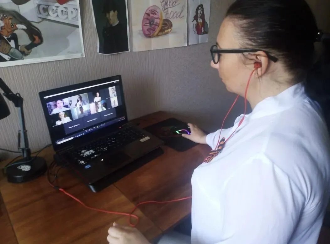 21 февраля был дан старт профильной смене "Защитникам Отечества посвящается". Ребята познакомятся с историей праздника, узнают о видах и родах войск в России, посмотрят кинофильмы и мультфильмы о героях и защитниках земли русской, а также создадут своими руками поделки и открытки