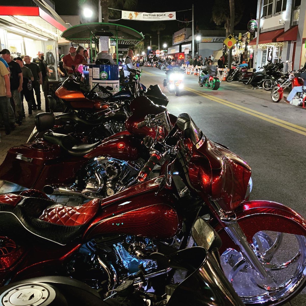SamsCustomCycle's tweet photo. Lining them up in Daytona. #baggeraudio #Painful #bigwheelbagger #harley #harleydavidson #customstreetglide  #harleyaudio #groundzero #soundigital #mineslouder #tryharder #dontblendinstandout #custompaint #customstereo #cylentcycles #justwritetheticket https://t.co/i9TnHQmqMU
