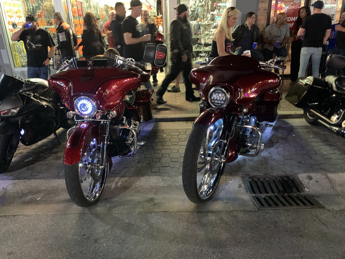 SamsCustomCycle's tweet photo. Lining them up in Daytona. #baggeraudio #Painful #bigwheelbagger #harley #harleydavidson #customstreetglide  #harleyaudio #groundzero #soundigital #mineslouder #tryharder #dontblendinstandout #custompaint #customstereo #cylentcycles #justwritetheticket https://t.co/i9TnHQmqMU