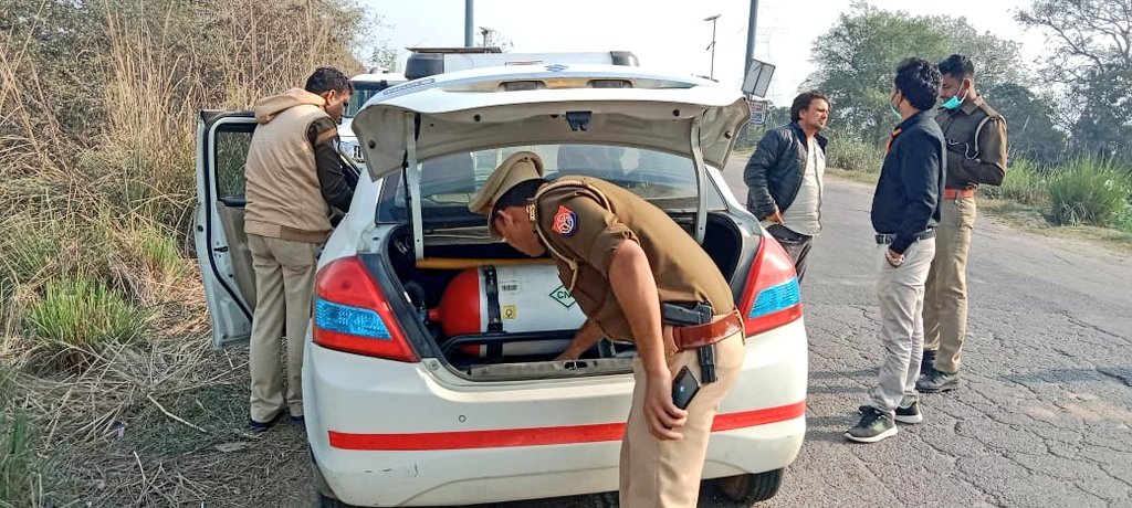 dydeo_koshambi's tweet photo. #AssemblyElection2022 : आदर्श आचार संहिता के अनुपालन में प्रतिदिन 24 घंटे वाहनों की चेकिंग की जा रही है। 
सभी लोग आदर्श आचार संहिता का पालन अवश्य करें। 
@ECISVEEP
@DMkaushambi
@ceoup
@CommissionerPrg
#sveepkaushambi #ElectionCommissionOfIndia
#cVIGIL https://t.co/nIo7ykwzT1