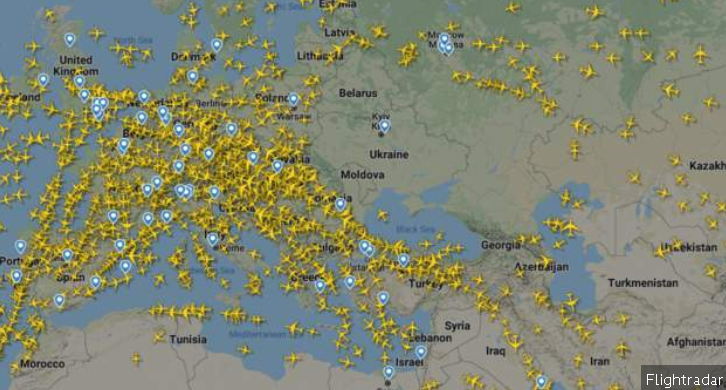 LluisCaelles's tweet photo. Espai aeri ucraïnès aquest mati. Ni un sol avió comercial a l'aire damunt Ucraïna.Tampoc damunt Bielorússia i la zona des d'on Rússia llença els atacs. El cel d'Ucraïna, separat del món.
https://t.co/OlCbaOfRk3 https://t.co/v7Hpb6OBHB