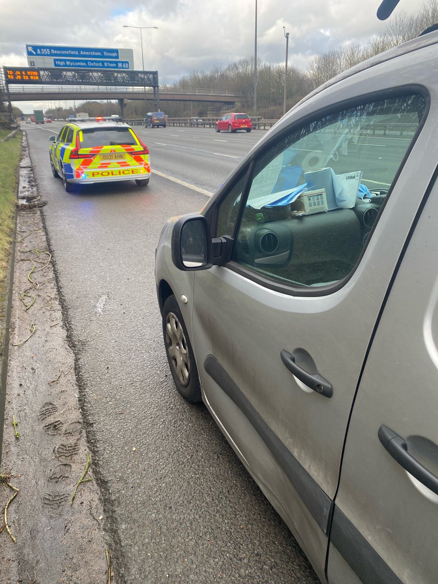 tvprp's tweet photo. #XRT03 - driver seen using his mobile phone whilst on the motorway. Failed to recognise the marked police vehicle travelling next to him. Stopped and reported. Driver already has 9 points on his licence so has a day in court to look forward to 📱+ 🚗=❌
#TVPRPU #Fatal5
#P1879 https://t.co/7iKY68iEpc