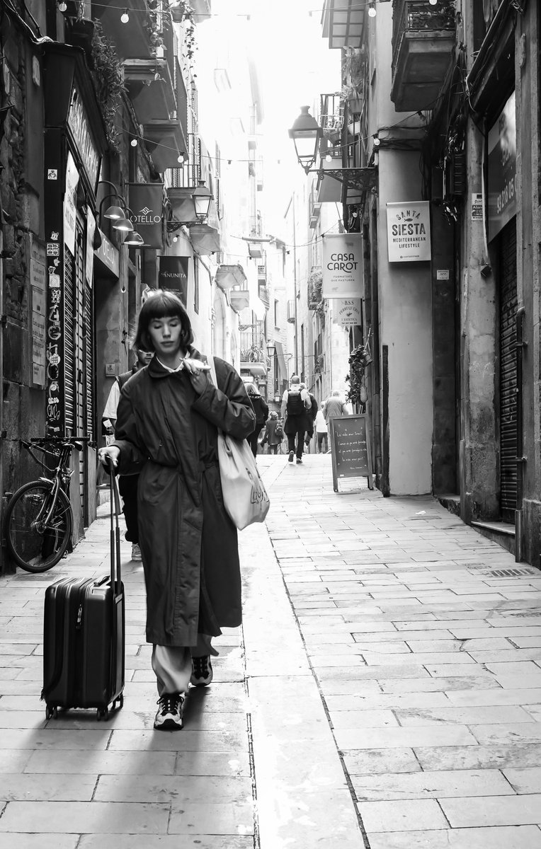 El invierno en Barcelona.
Calle de la Daguería, en el distrito de Ciutat Vella.

📸: #Sonya7c

#barcelona #bn #turismo #tourism
