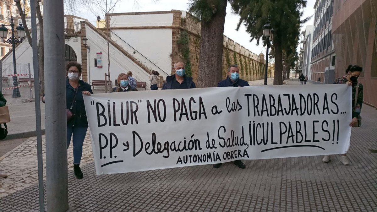 Adelante_CAD's tweet photo. No las vamos a dejar solas y si hay que cargarse una olla para que el SAS se entere, estamos a dispuestas a quedarnos sin batería de cocina para que las limpiadoras de la Delegación de Salud cobren lo que les debe la empresa #Bilur
Ya está bien de maltratar a las que nos cuidan https://t.co/ohwMRbql7x