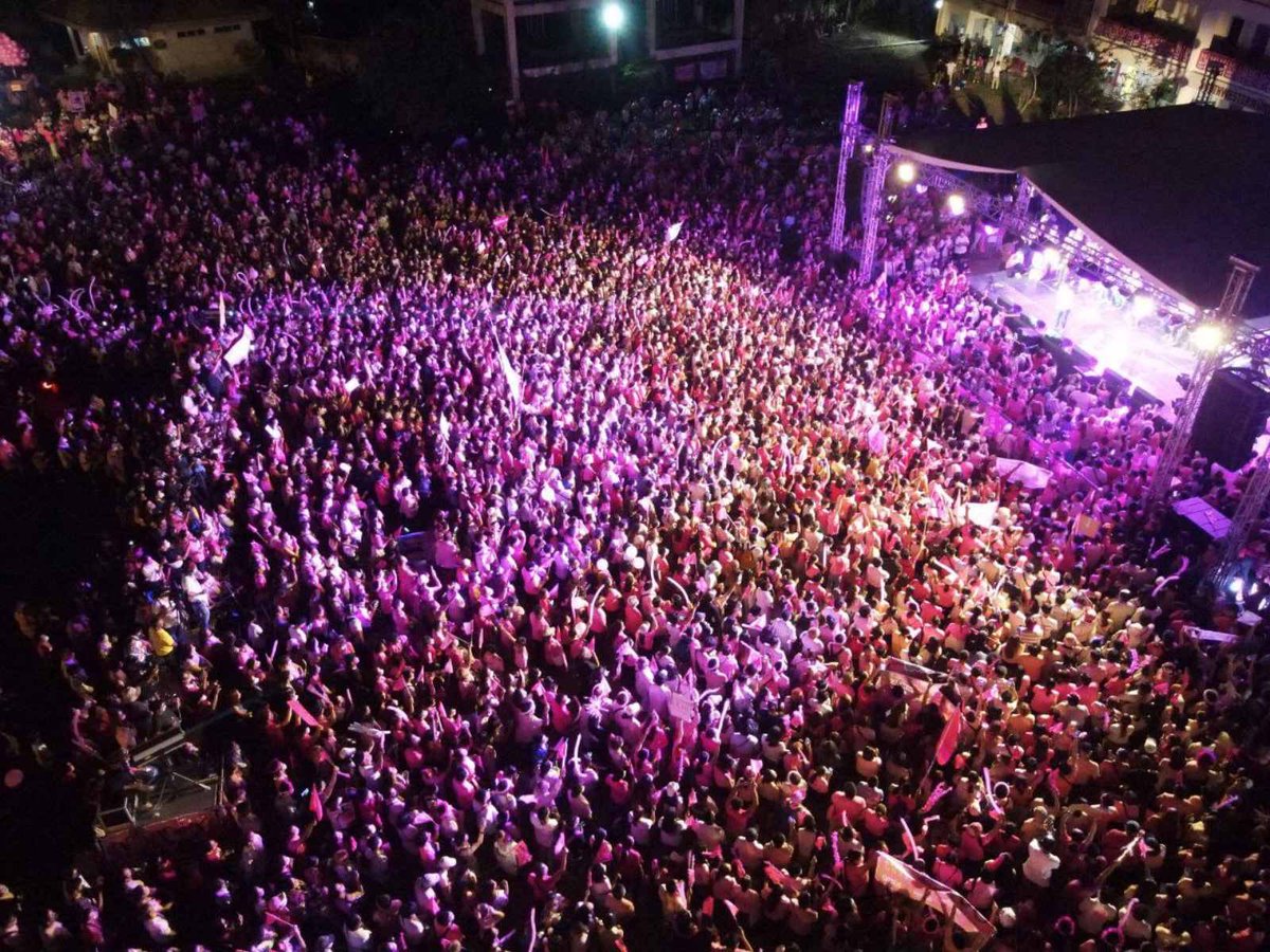 manilabulletin's tweet photo. Aerial shots of the huge crowd during the campaign rally of the Leni-Kiko ticket at Southwestern
University PHINMA, Cebu City | via @MB_RAntonio https://t.co/xohs9K80pX
