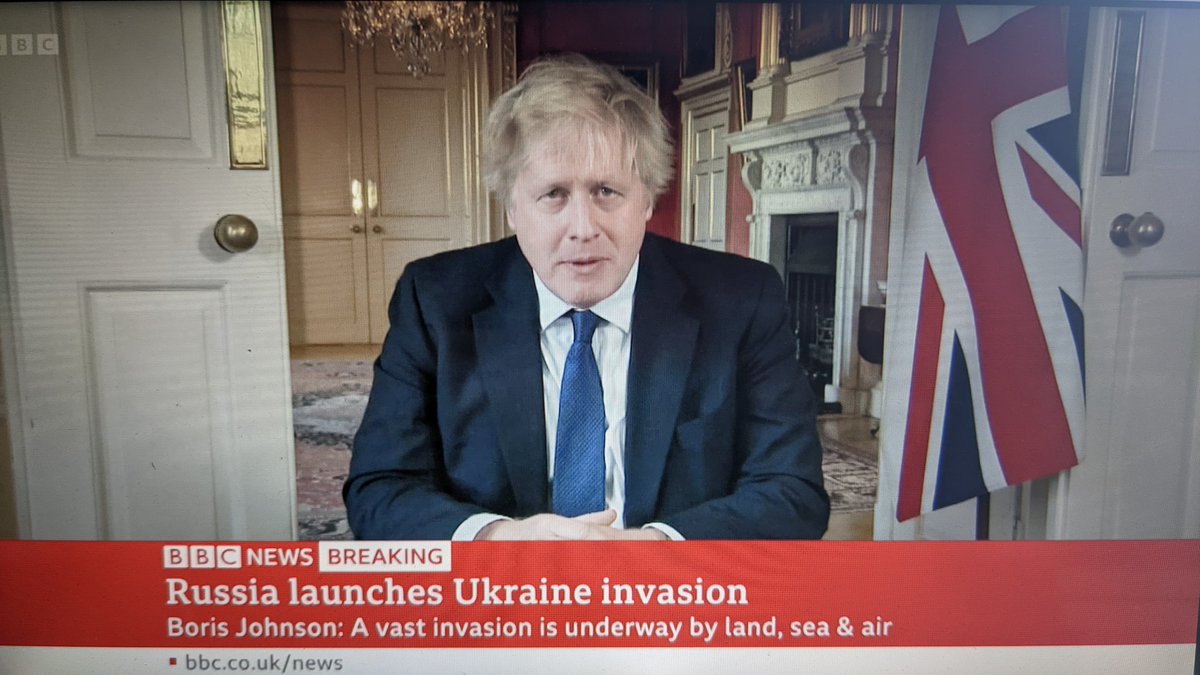 halvarezc's tweet photo. 🔴AHORA PM británico Boris Johnson habla sobre invasión Rusa a Ucrania diciendo que no se puede mirar hacia otro lado mientras esto sucede y que se impondrán mayores sanciones económicas. Tildó de barbárica la situación y nombró a Putin como el dictador ruso. #RussiaUkraine https://t.co/prM65J8WZw