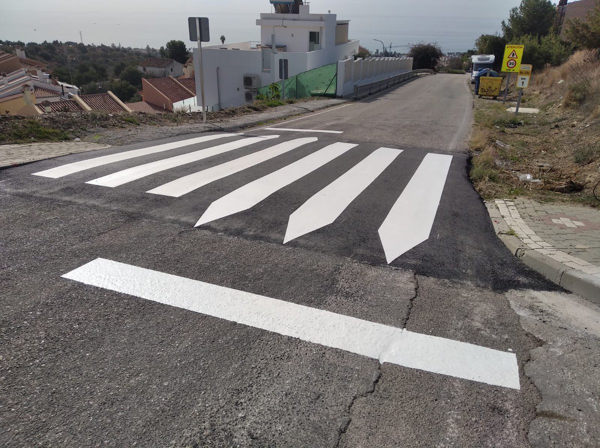 fomentomlg's tweet photo. #AVISO ⚠️ Realizamos actuaciones en materia de #SeguridadVial en MA-3111 #LosVentorros MA-3201 #Benaque MA-3203 #Chilches 🛣🚜👷‍♀️@diputacionMLG @fomentomlg https://t.co/yIYxNwK3XI
