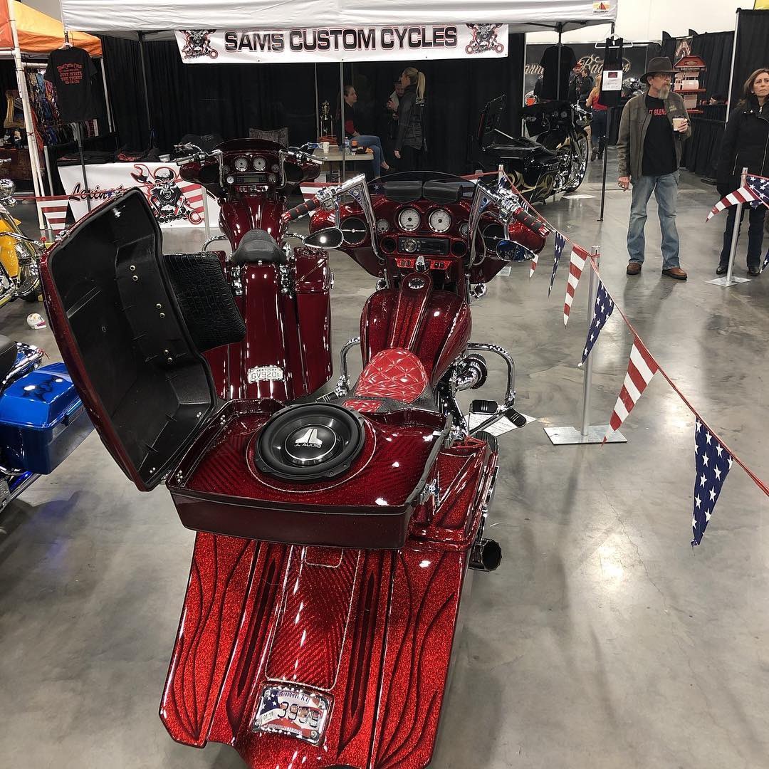 SamsCustomCycle's tweet photo. Baddest Bagger, best paint job.   #xkglow #baggeraudio #Painful #bigwheelbagger #harley #harleydavidson #customstreetglide  #harleyaudio #groundzero #soundigital #mineslouder #tryharder #dontblendinstandout #custompaint #customstereo #cylentcycles #justwritetheticket https://t.co/QNgLhNcq5m