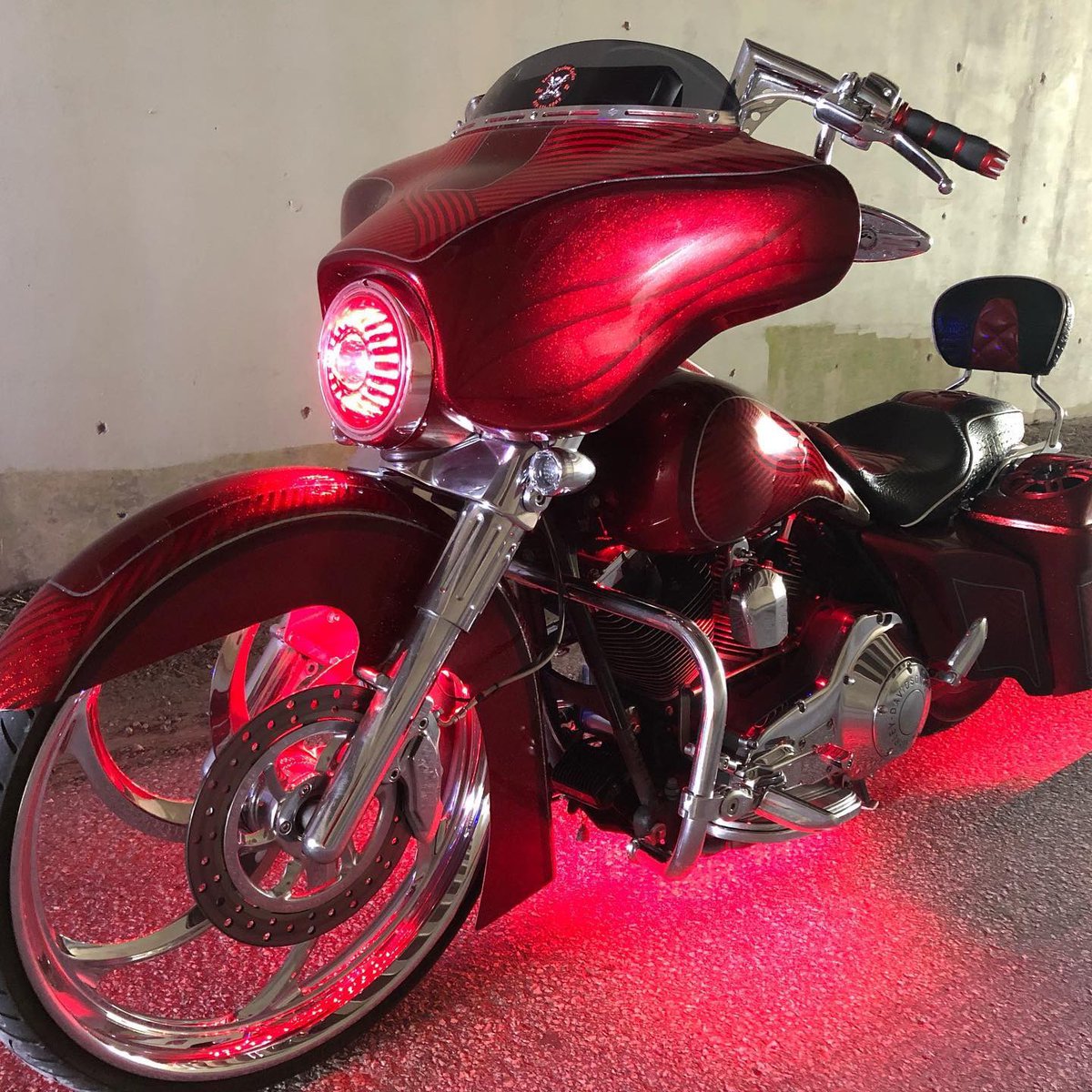 SamsCustomCycle's tweet photo. Baddest Bagger, best paint job.   #xkglow #baggeraudio #Painful #bigwheelbagger #harley #harleydavidson #customstreetglide  #harleyaudio #groundzero #soundigital #mineslouder #tryharder #dontblendinstandout #custompaint #customstereo #cylentcycles #justwritetheticket https://t.co/QNgLhNcq5m