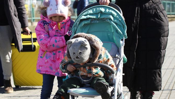 3CatInfo's tweet photo. Alerta de Save the Children: almenys 7,5 milions d'infants estan en "greu perill" físic i emocional per l'atac rus a Ucraïna https://t.co/7r2OrMKlT7 https://t.co/bXvLuRydOY