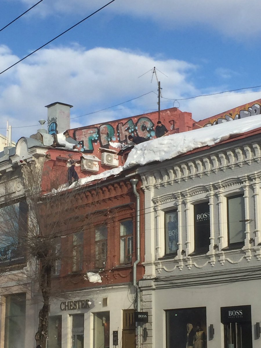 В настоящее время подрядной организацией ведутся работы по очистке кровли административного здания по ул. Куйбышева, 101. <a href="/AdmSamRna/">Администрация Самарского внутригородского района</a> <a href="/rradyukov/">Роман Радюков</a>