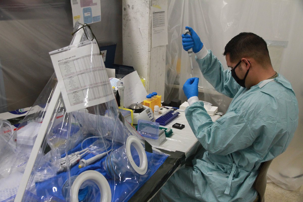 Ein Mann arbeitet in einem Labor