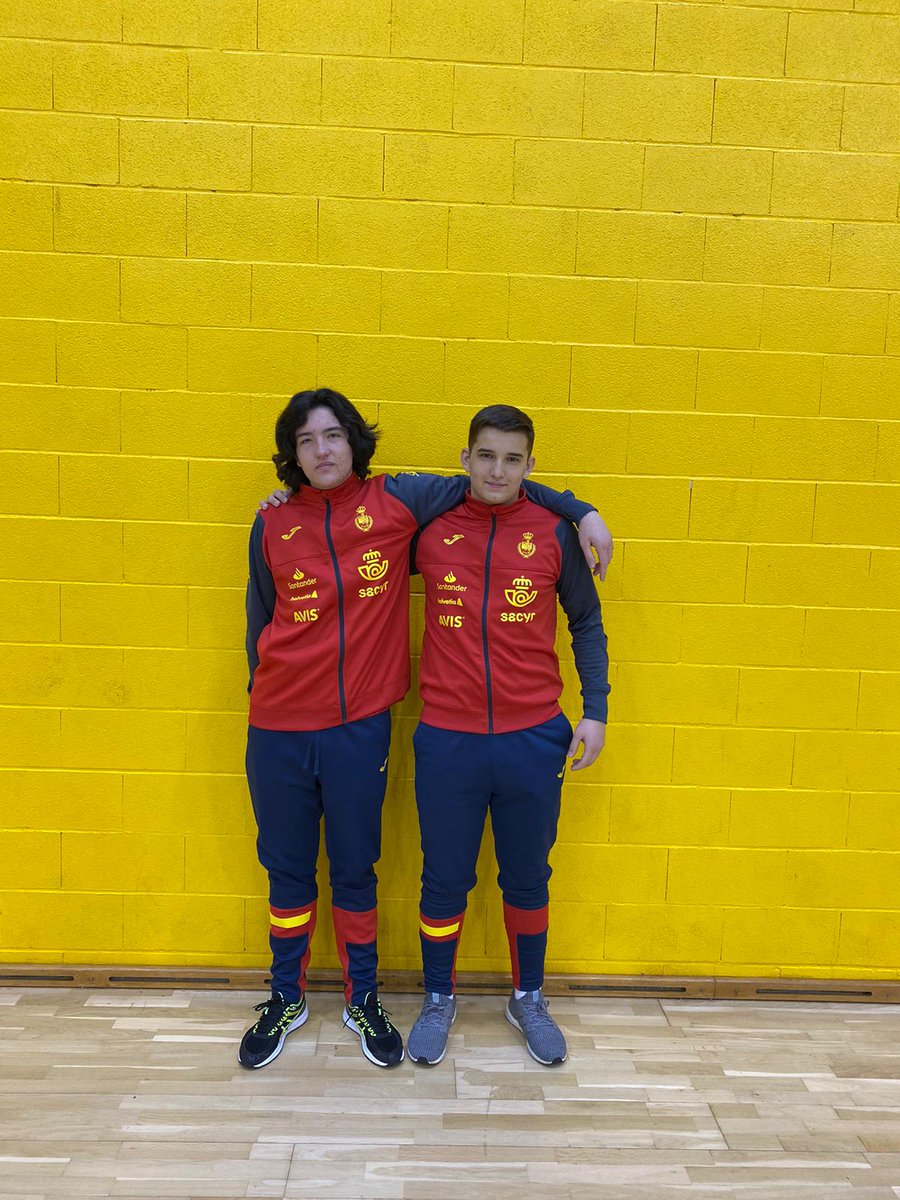 Nuestros cadetes Andrés Caparroz y Gonzalo Andino del equipo #TemiñoPérez BM Burgos, ya están concentrados en las jornadas de Tecnificación de la <a href="/RFEBalonmano/">RFEBalonmano</a> en el <a href="/CARSierraNevada/">CAR Sierra Nevada</a>. 

¡Disfrutad de la experiencia, chicos!