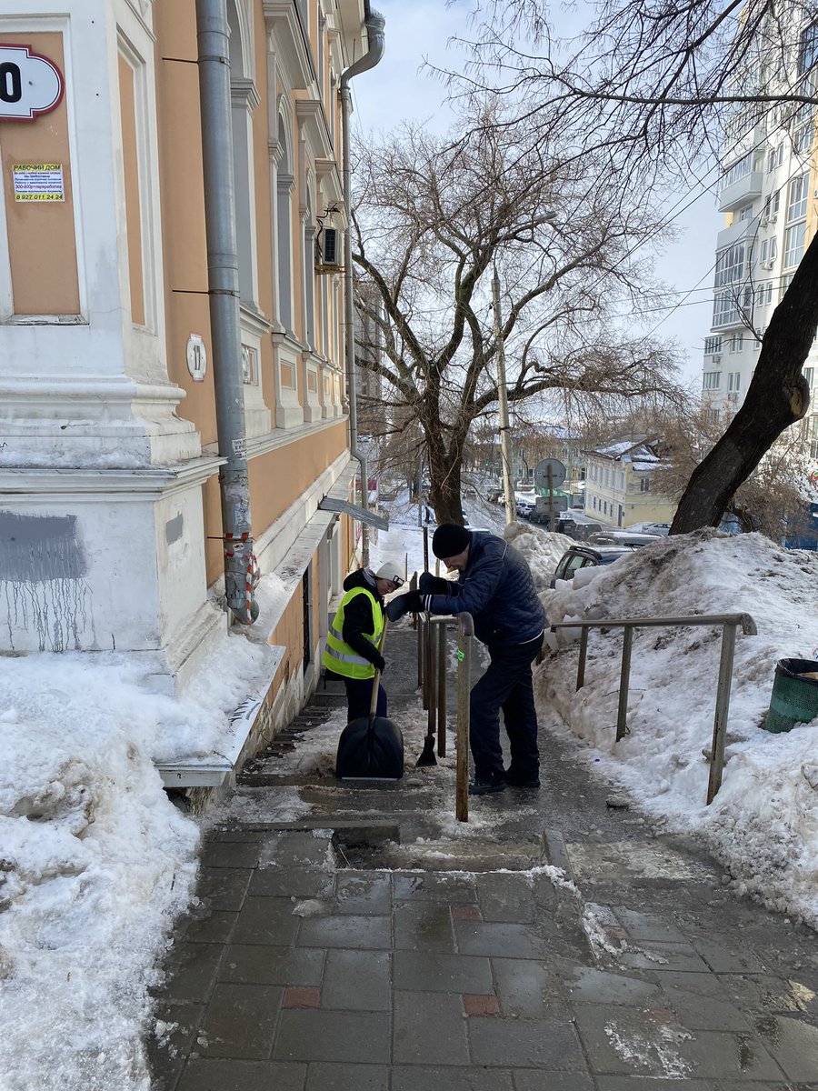 Сотрудники ООО «Экомед» расчищают лестницу от наледи по ул. Пионерской.<a href="/AdmSamRna/">Администрация Самарского внутригородского района</a> <a href="/rradyukov/">Роман Радюков</a>