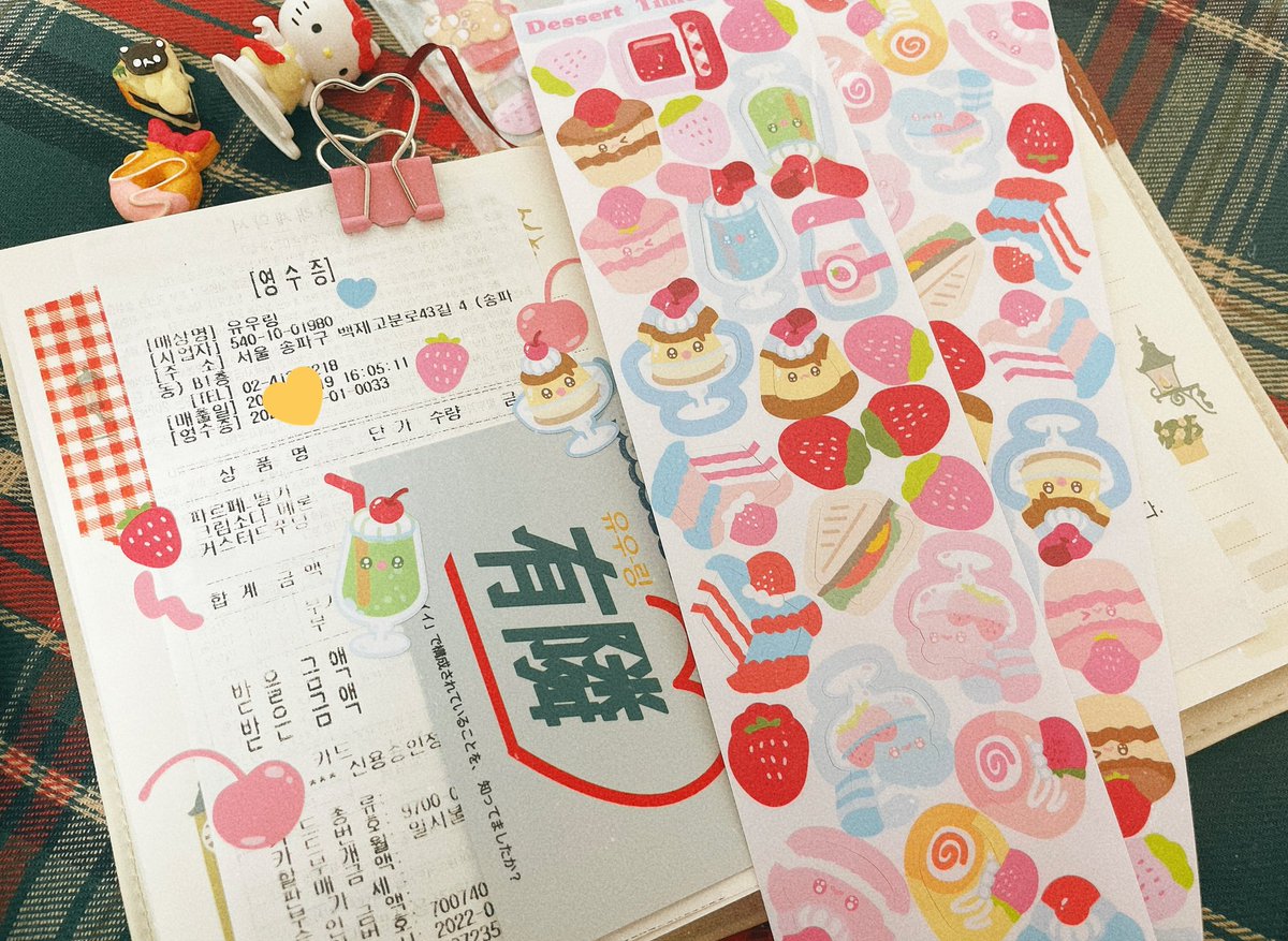youka_animal's tweet photo. 여름님 알티이벤 후기🍮🍒전에 카페 다녀왔던거 스티커로 꾸미면 찰떡이겠다 했는데 베베몰 스티커 이벤트 뽑혀서 넘 좋았어요🥺💕여름님 스티커 최고💛💛 https://t.co/Ax26nGJfp8