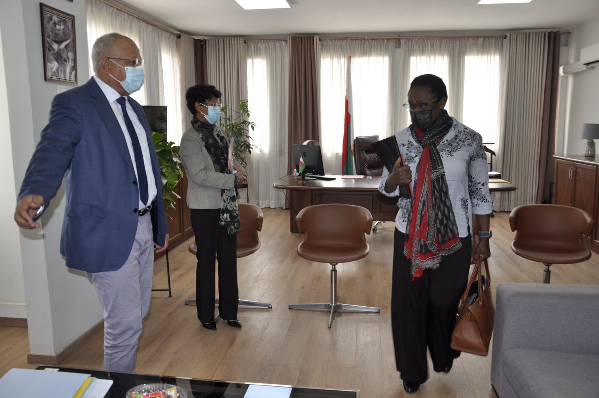 MATP_GOV_MG's tweet photo. #MATSF | Visite de Mme la Directrice Régionale Afrique de la Banque Mondiale chez le Ministre de l'Aménagement du Territoire et des Services Fonciers. Etat des lieux de la coopération actuelle et à venir, présentation des visions de modernisation au sein du MATSF. https://t.co/4mZDfqB1gp