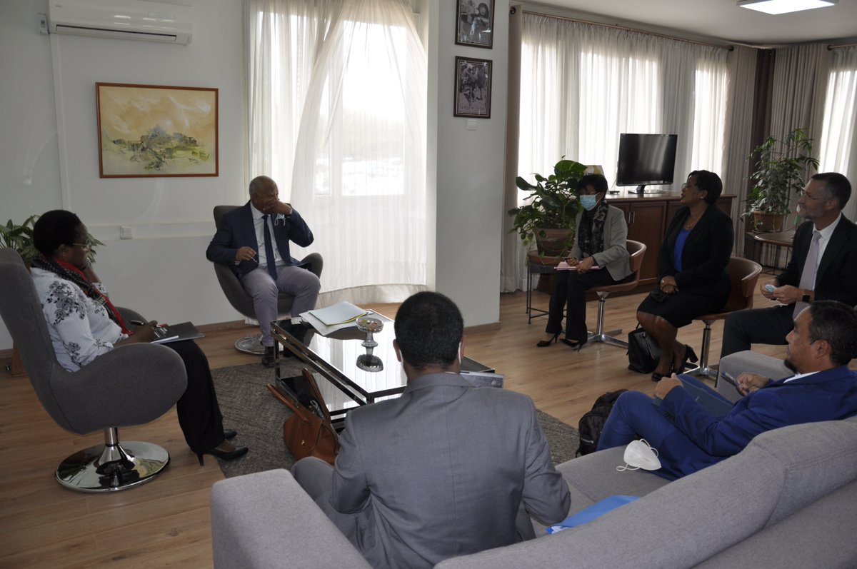 MATP_GOV_MG's tweet photo. #MATSF | Visite de Mme la Directrice Régionale Afrique de la Banque Mondiale chez le Ministre de l'Aménagement du Territoire et des Services Fonciers. Etat des lieux de la coopération actuelle et à venir, présentation des visions de modernisation au sein du MATSF. https://t.co/4mZDfqB1gp