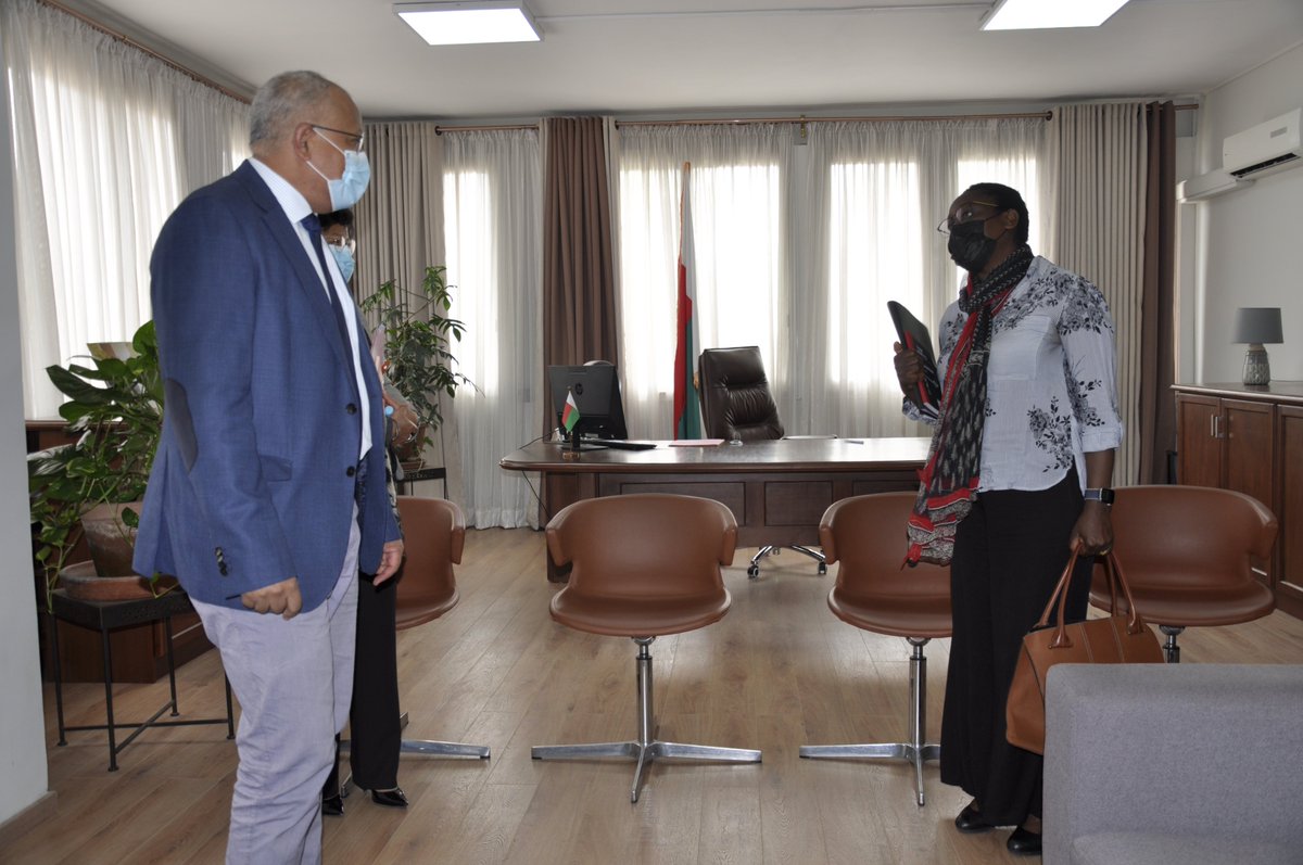 MATP_GOV_MG's tweet photo. #MATSF | Visite de Mme la Directrice Régionale Afrique de la Banque Mondiale chez le Ministre de l'Aménagement du Territoire et des Services Fonciers. Etat des lieux de la coopération actuelle et à venir, présentation des visions de modernisation au sein du MATSF. https://t.co/4mZDfqB1gp