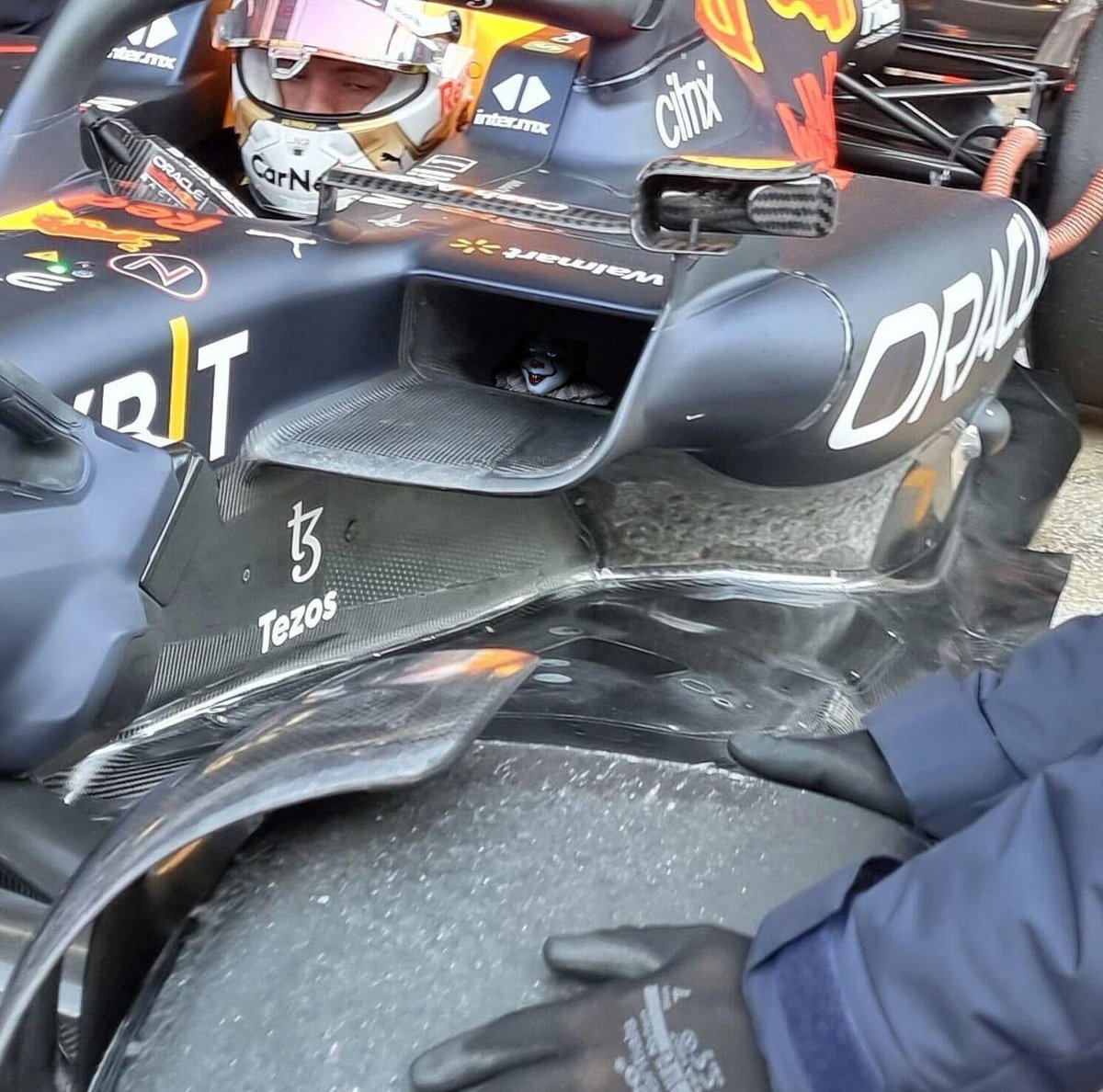 VeloceEsports's tweet photo. Something seems a little sus about the RB18 🤔

#F1  #redbullracing https://t.co/ylBF2zjcpw