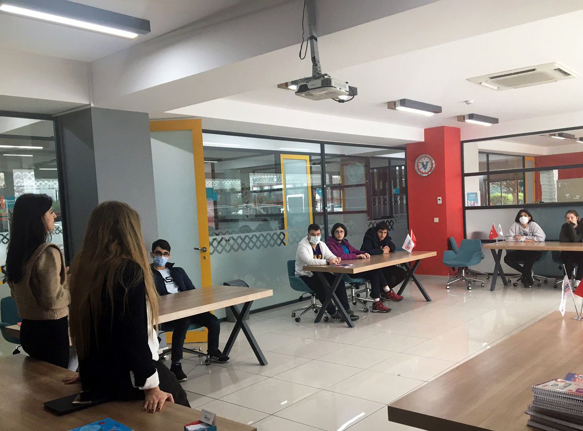 VatanEgitim's tweet photo. Rehberlik ve Kariyer Merkezi Koordinatörümüz Uzm. Ebru Unutmazer ve Basin Ekspres kampüsü rehber öğretmenimiz Damla Göksüz 10. sınıf öğrencilerimiz ile kariyer hedeflerini belirlemek üzere buluştular.
#Vatan #Eğitim #Rehberlik #Kariyer https://t.co/mSyAm91z52