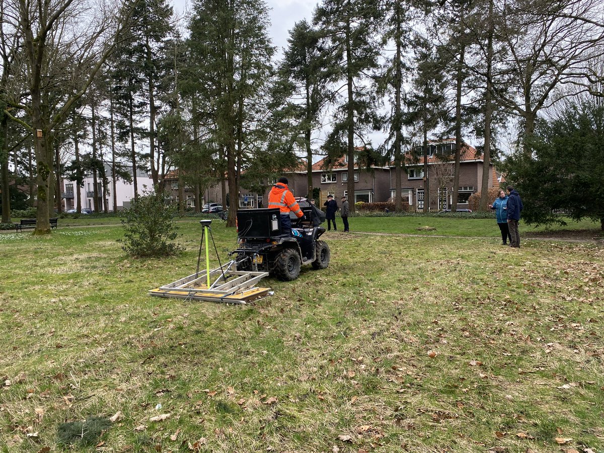 gedenkpark1829's tweet photo. Vanmorgen kwam een zeer speciale grondradar naar het Gedenkpark in @gemVeenendaal. De 3D radar van #ATKB Zoetermeer (geregeld door ing. bur. Boot) kan metersdiep in de grond kijken en brengt grafkelders etc. in beeld. Binnenkort een verslag in @DeRijnpost . https://t.co/9jq3ZRpLPC