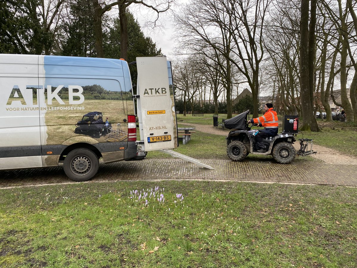 gedenkpark1829's tweet photo. Vanmorgen kwam een zeer speciale grondradar naar het Gedenkpark in @gemVeenendaal. De 3D radar van #ATKB Zoetermeer (geregeld door ing. bur. Boot) kan metersdiep in de grond kijken en brengt grafkelders etc. in beeld. Binnenkort een verslag in @DeRijnpost . https://t.co/9jq3ZRpLPC