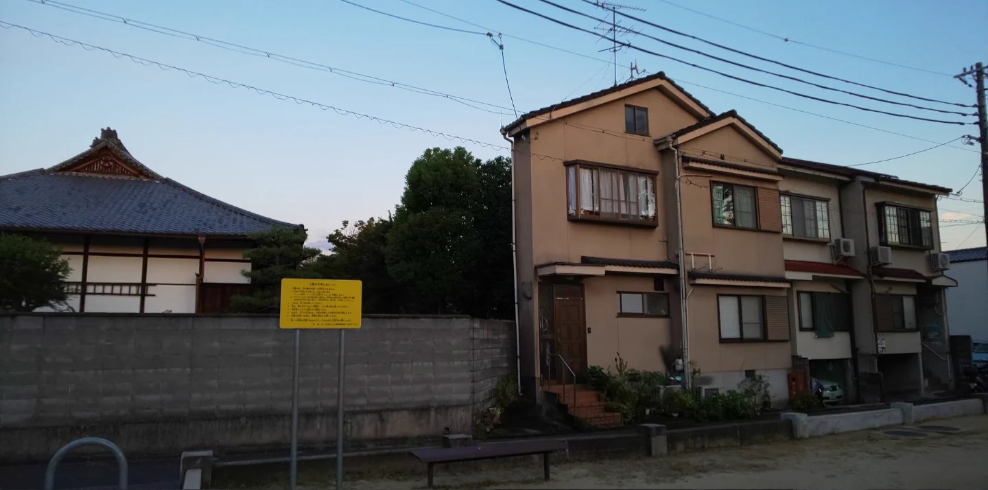 これ、以前貼ったような気がするけど
京都市で見た民家  