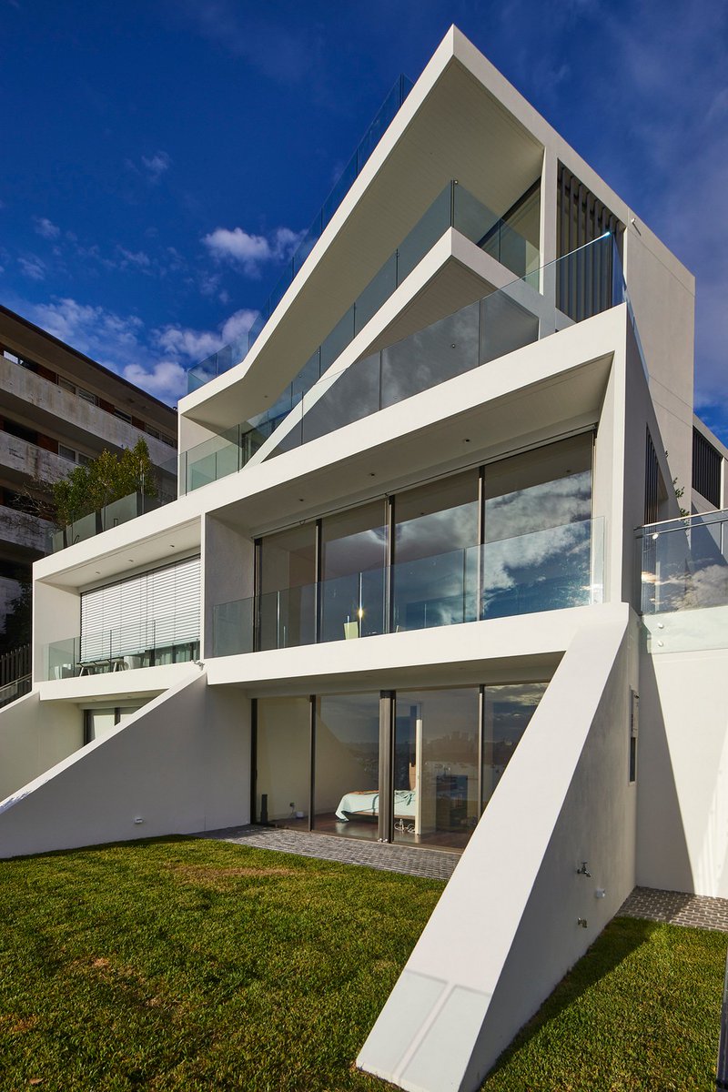 e_architect's tweet photo. Designed by X.PACE Loftus Road Apartments is situated in one of the steepest streets in Sydney. The west facing orientation presents the views of the Harbour Bridge

https://t.co/dd1IyBVUwr

#SydneyApartments #DarlingPoint #NSW #Australia #SydneyHomes https://t.co/Em8mKNgRh5