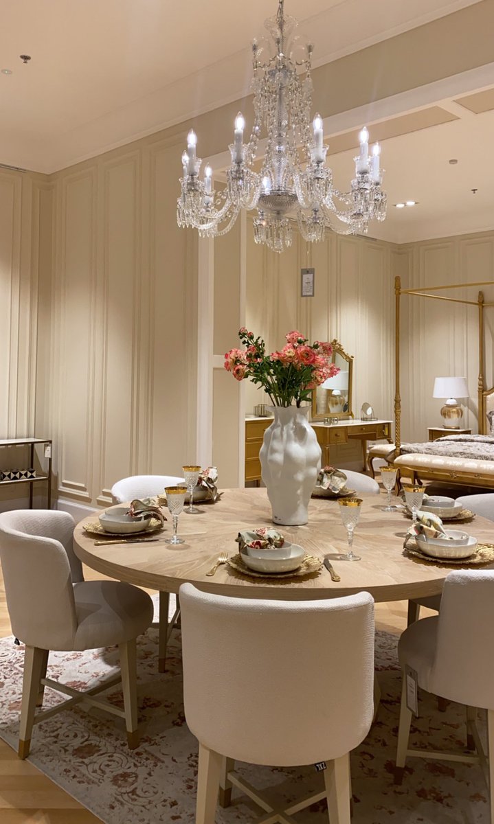 halzee_'s tweet image. I need this dining table