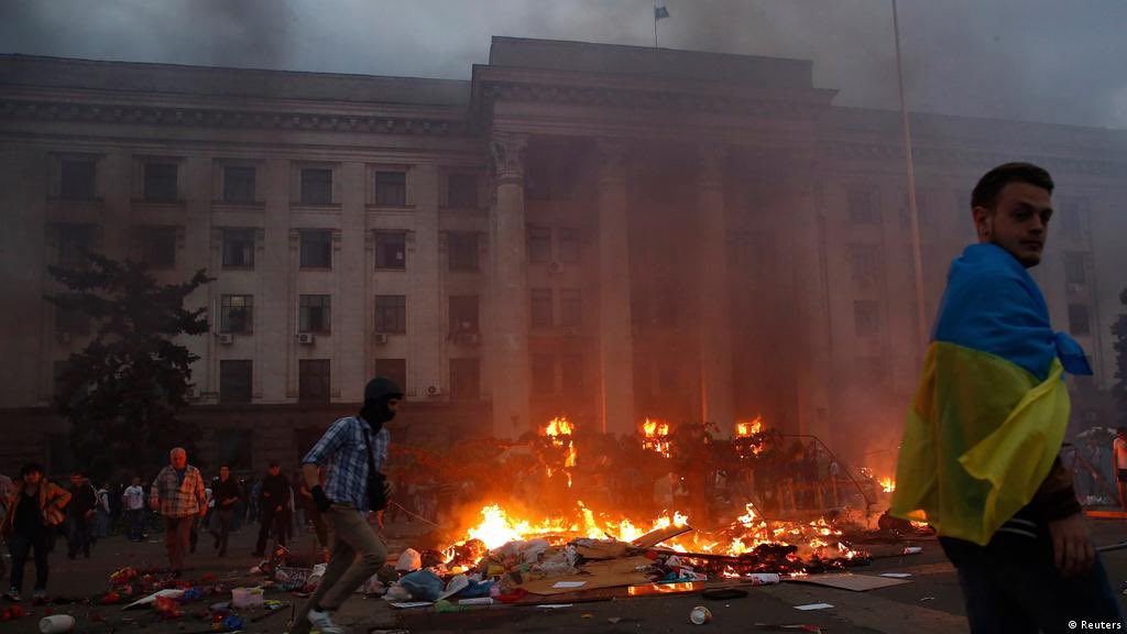 iruintxo's tweet photo. Odesa, 2014ko maiatza. Ukraniako naziek eraikin sindikalista hau erre eta barruan zeuden 40 bat lagun kiskali zituzten.

Hau ere gertatu zen. Orduan isilik geratu ziren horiek, gutxienez gaurkoan, gogoratu beharko lukete. https://t.co/7i1KMJu3gH