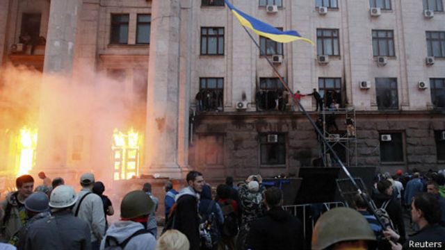 iruintxo's tweet photo. Odesa, 2014ko maiatza. Ukraniako naziek eraikin sindikalista hau erre eta barruan zeuden 40 bat lagun kiskali zituzten.

Hau ere gertatu zen. Orduan isilik geratu ziren horiek, gutxienez gaurkoan, gogoratu beharko lukete. https://t.co/7i1KMJu3gH
